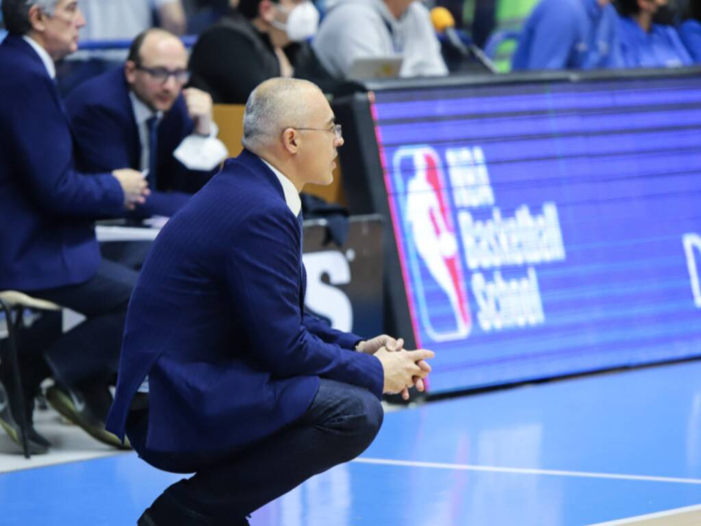 san bernardo cantù e coach sodini vittoria al supplementare a capo d'orlando bryant in azione