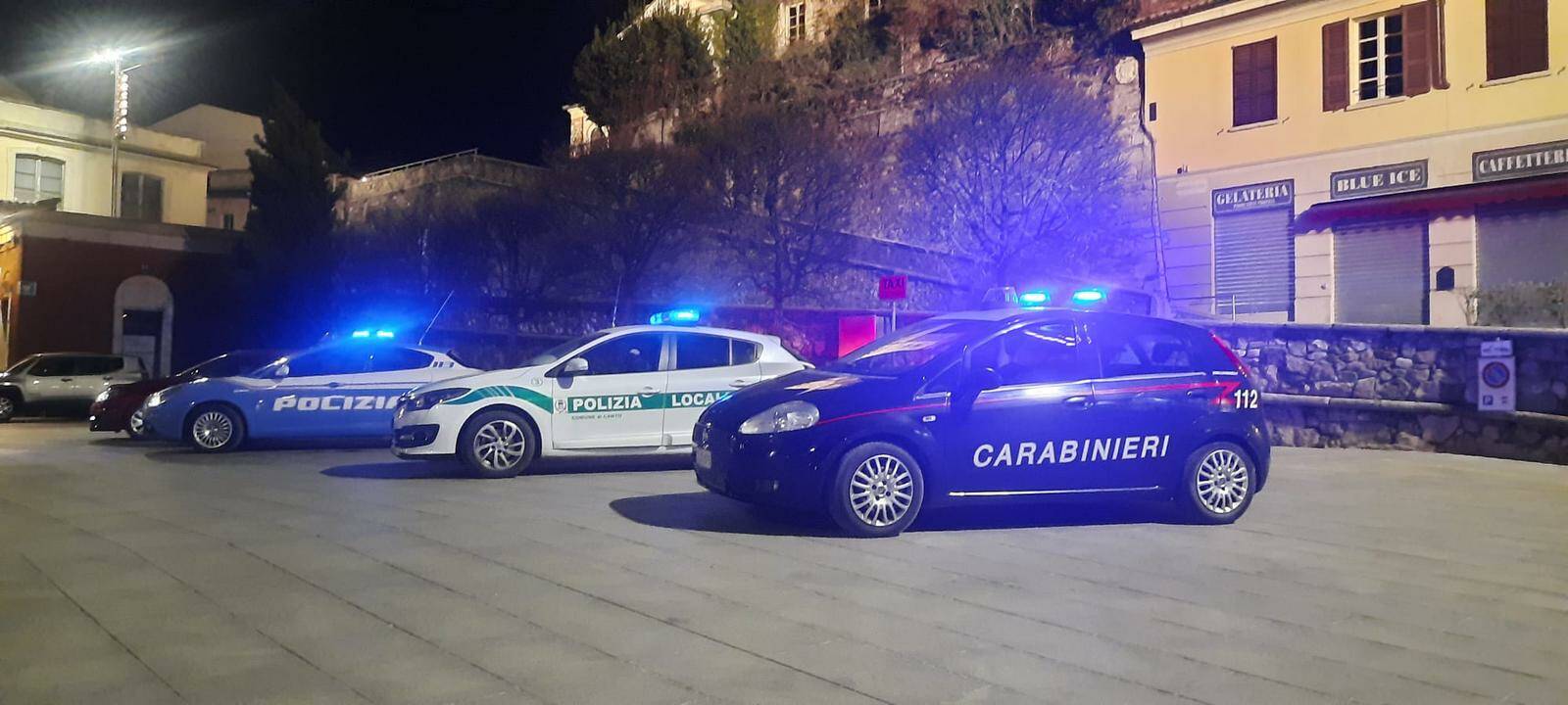 canturino ubriaco finisce con la sua auto contro paletto piazza garibaldfia  cantù polizia locale ed etilometro