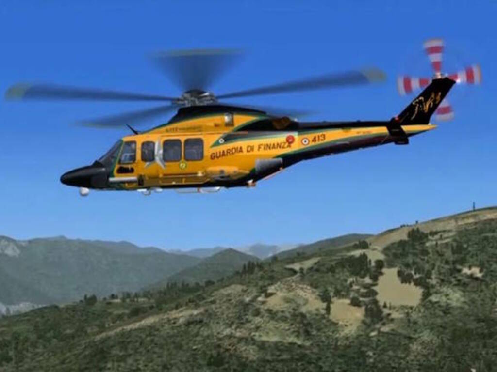 elicottero finanza sorvola alto lago per ricerca detenuto evaso