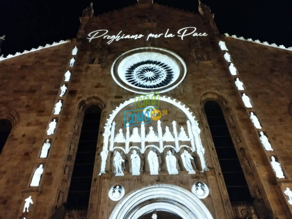 facciata duomo di como con la scritta per la pace nel mondo