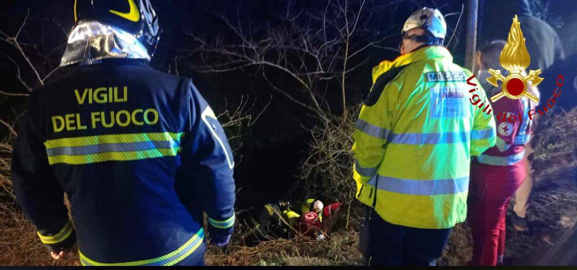 fino mornasco ragazzo precipita nella roggia di notte recupero dai pompieri