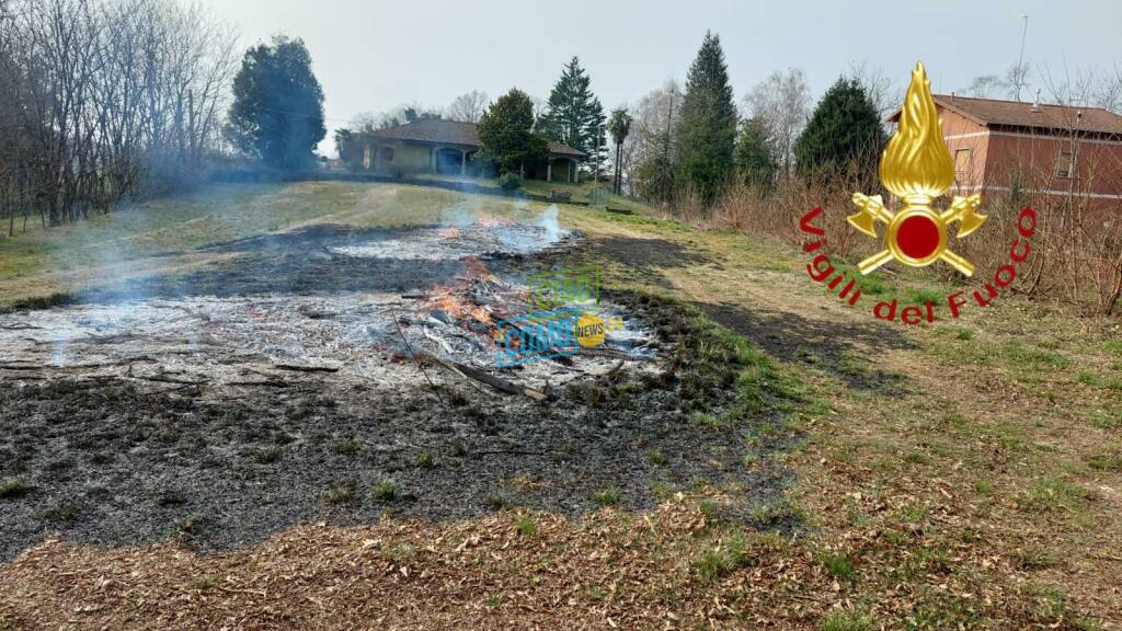 incendi sterpaglie a colverde e grandate intervento dei vigili del fuoco