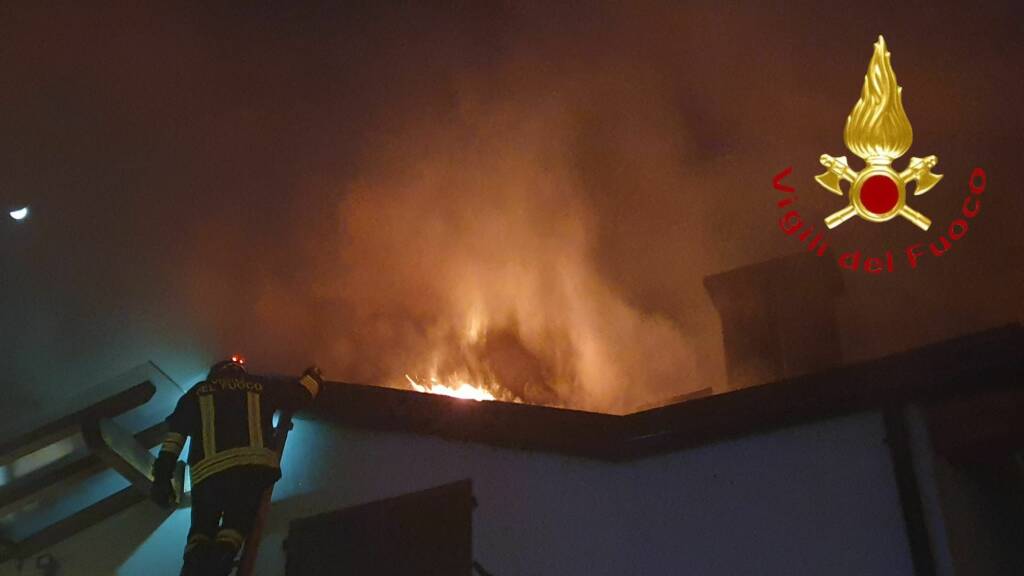 incendio tetto mariano comense intervento pompieri via san rocco
