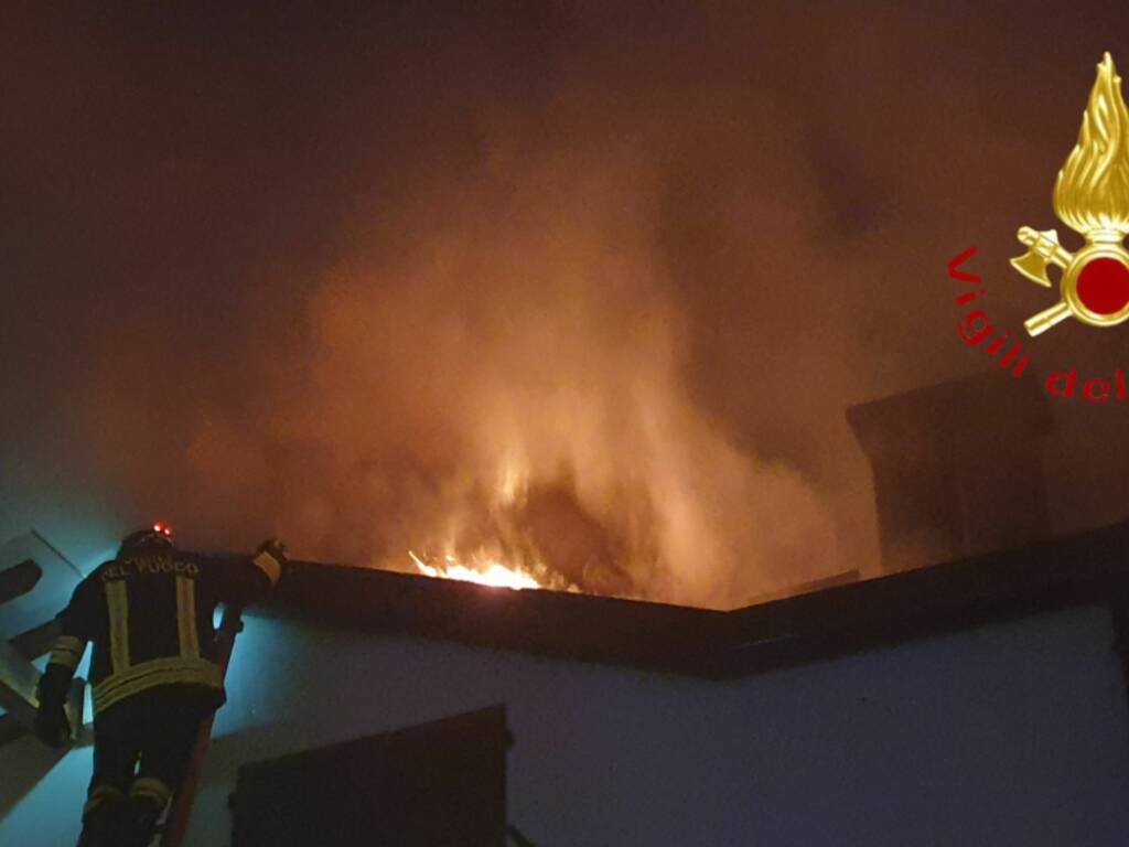 incendio tetto mariano comense intervento pompieri via san rocco
