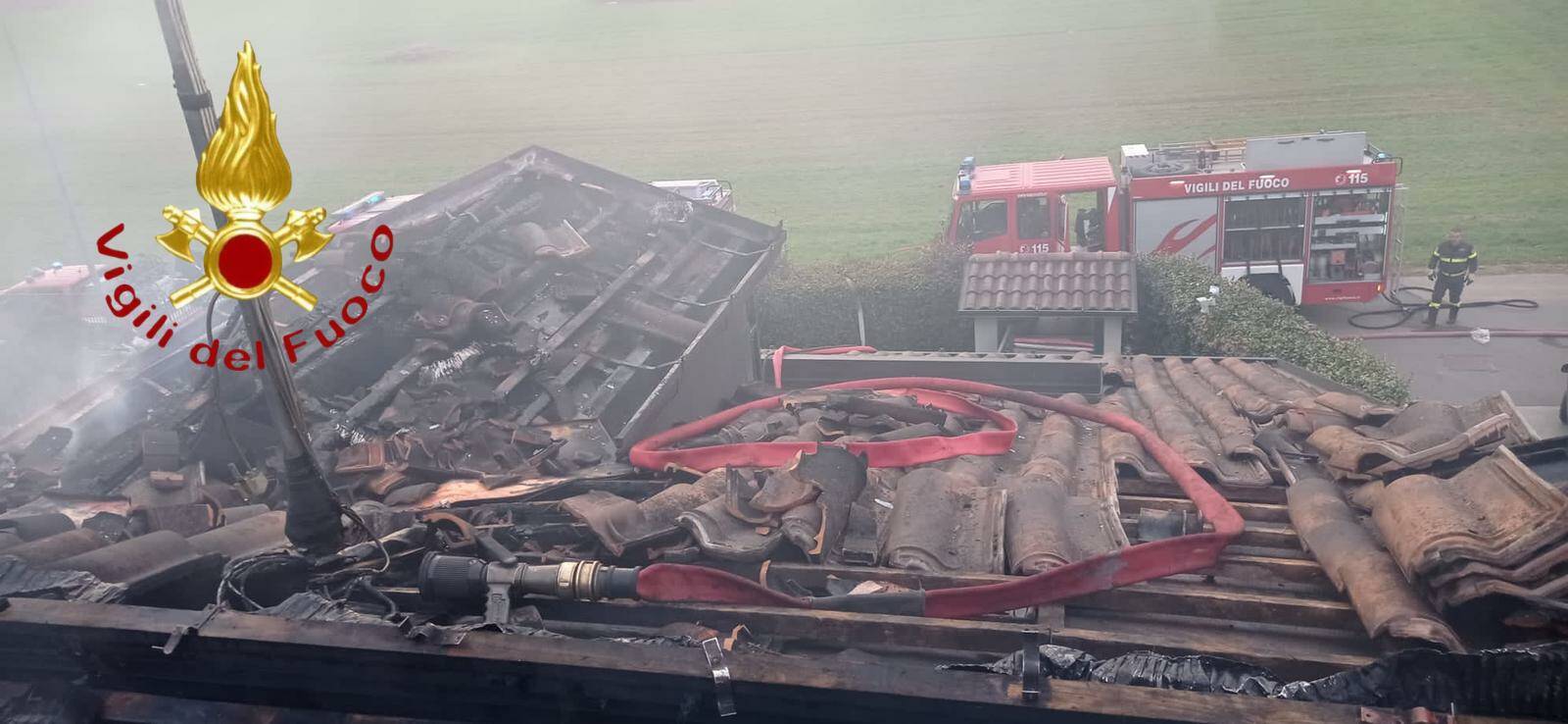 incendio tetto villetta di rovello porro, soccorso pompieri e danni