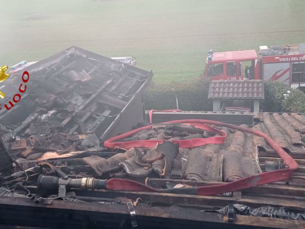 incendio tetto villetta di rovello porro, soccorso pompieri e danni