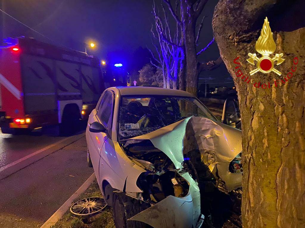 incidente notte cadorago auto fuori strada e contro un albero