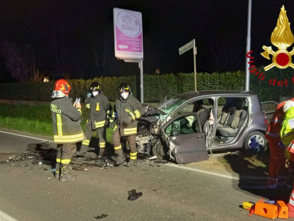 incidente tra auto cermenate via europa unita soccorsi vetture distrutte