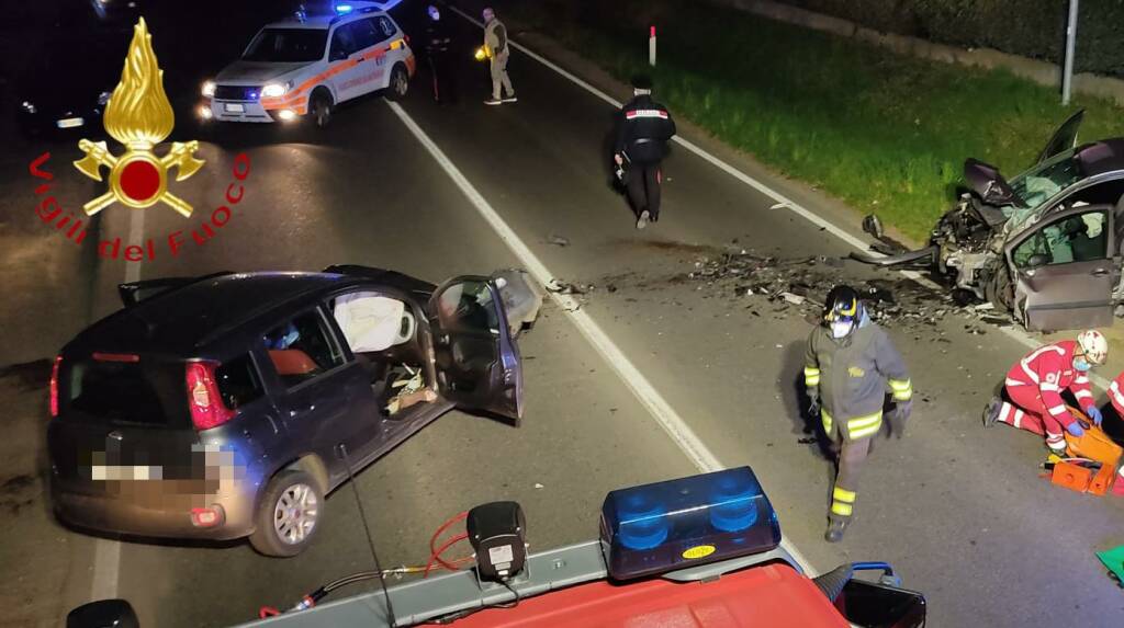 incidente tra auto cermenate via europa unita soccorsi vetture distrutte