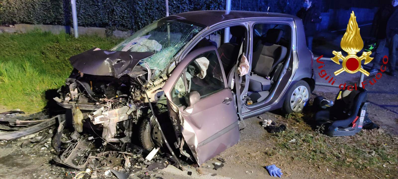 incidente tra auto cermenate via europa unita soccorsi vetture distrutte