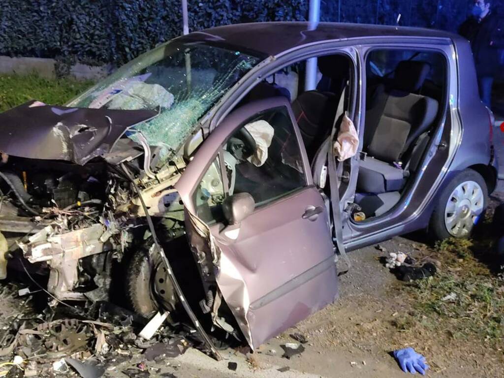 incidente tra auto cermenate via europa unita soccorsi vetture distrutte