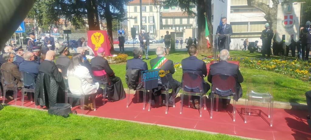 La cerimonia di intitolazione del monumento al brigadiere Carluccio oggi a Como