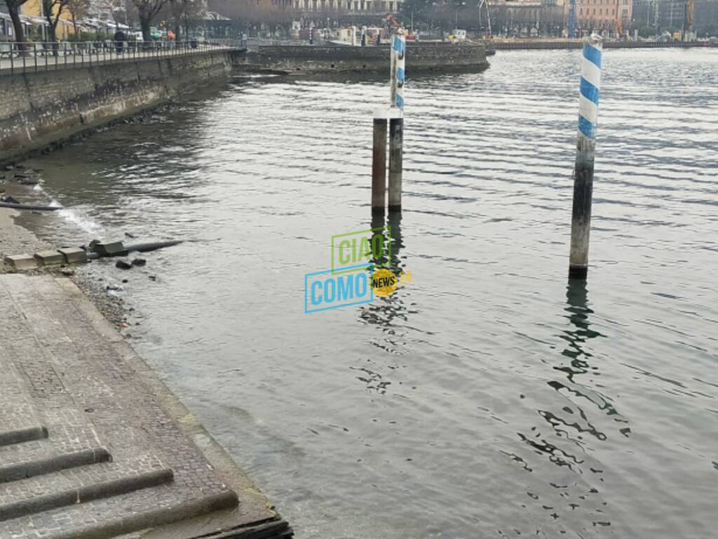 lago basso zona davanti funicolare scalinata e piccola spiaggia