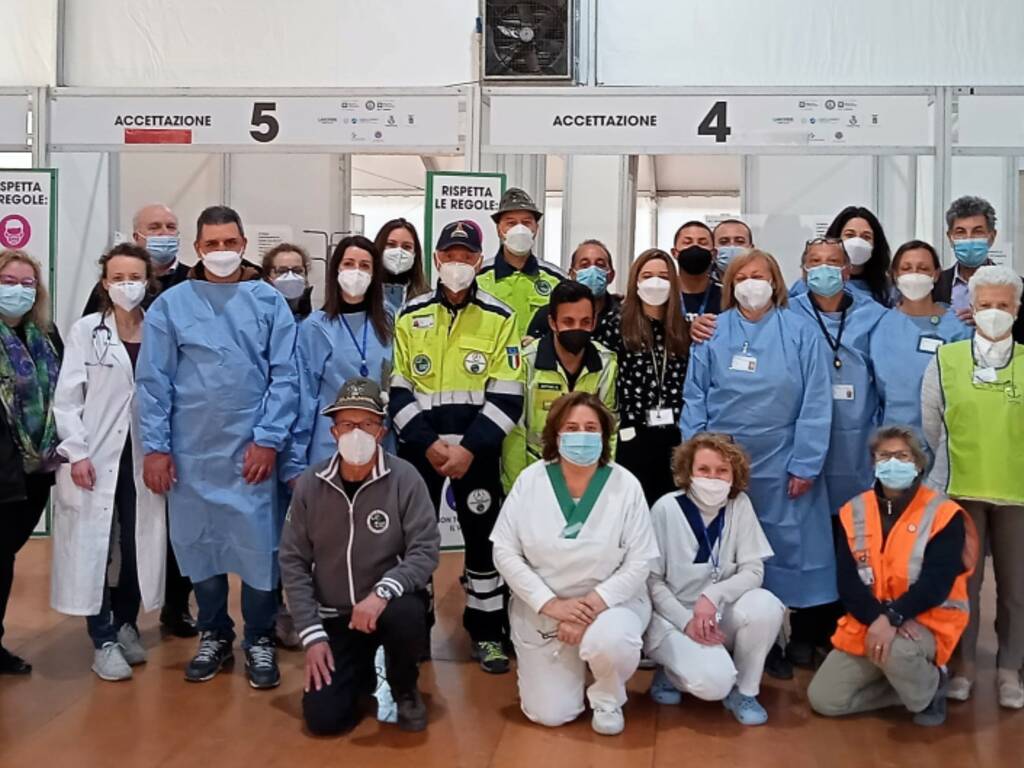 lariofiere erba chiusura hub vaccinale foto di gruppo struttura e personale