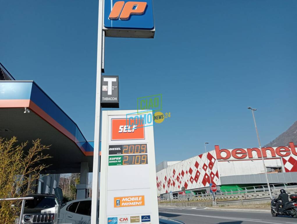 prezzi benzina distributori comasco e del ticino oggi rilevazione prezzi