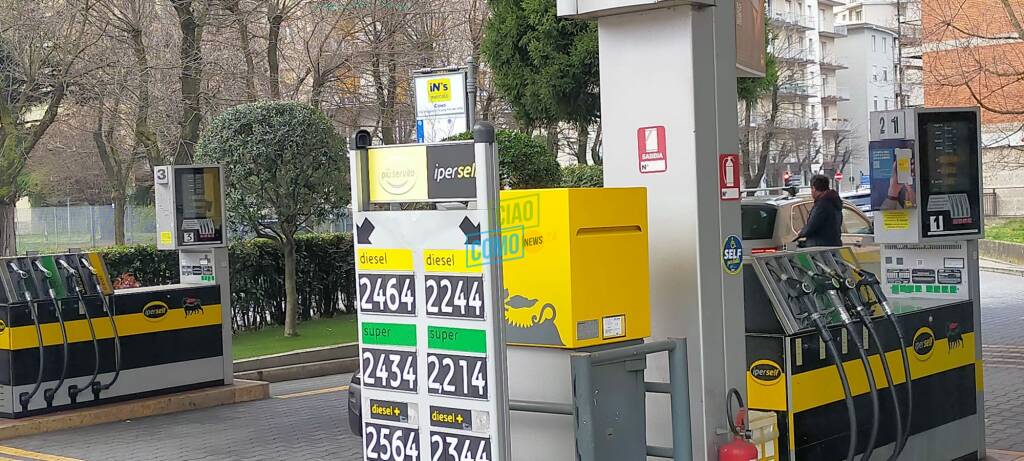 prezzi distributori benzina a como oggi, diesel più caro della super