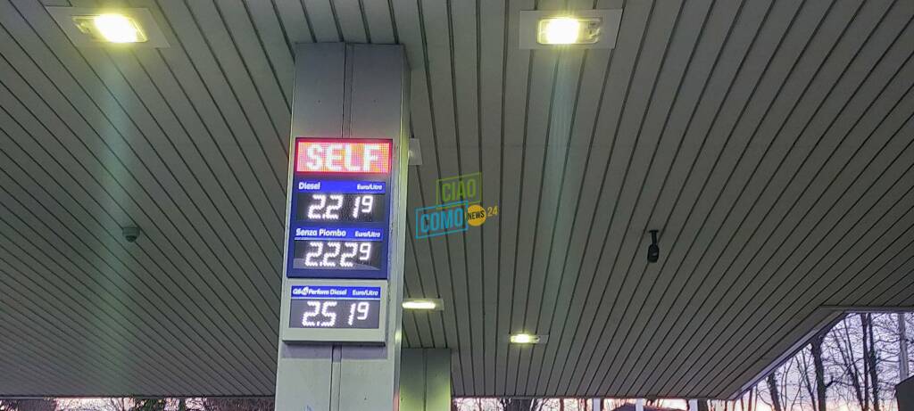 prezzi distributori benzina a como oggi, diesel più caro della super