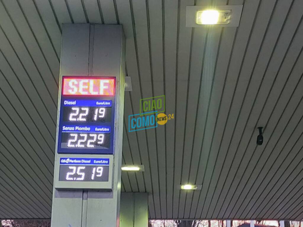 prezzi distributori benzina a como oggi, diesel più caro della super