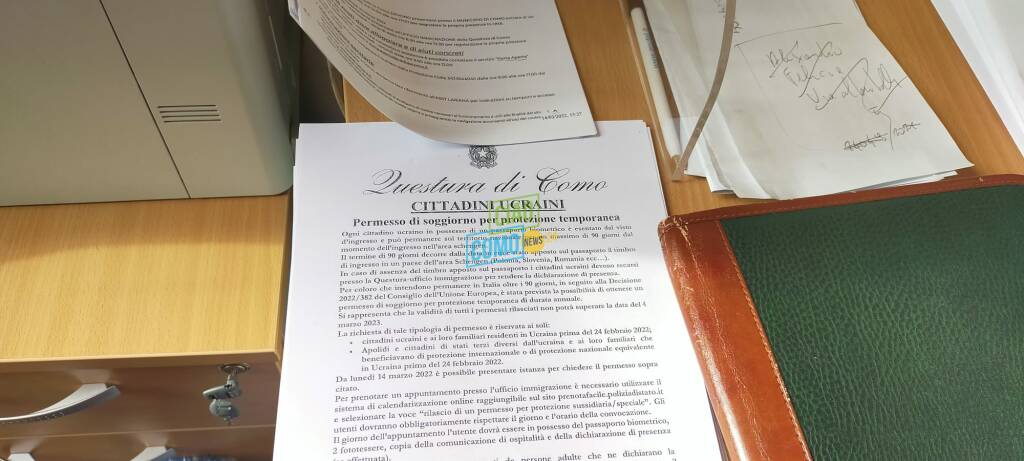 profughi ucraini arrivati oggi a  como per registrazioni ufficioo comune con protezione civile