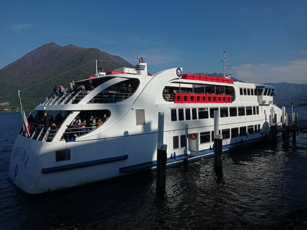 battelli pieni oggi sul lago di como orione attracco ad argegno