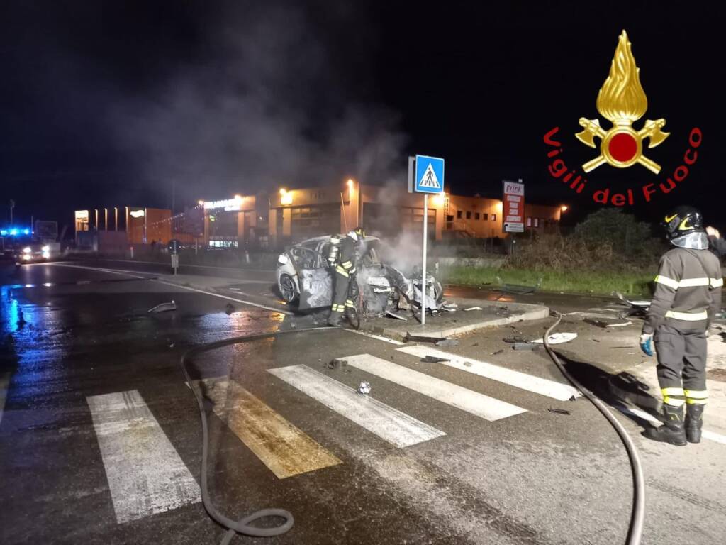 cermenate incidente auto, fuori strada e poi incendio