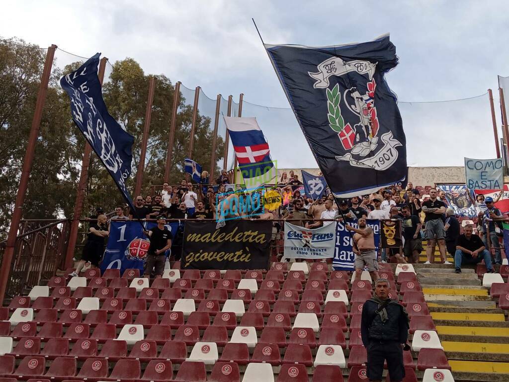 como vince a reggio calabria le immagini dei tifosi sugli spalti dello stadio Granillo Reggio