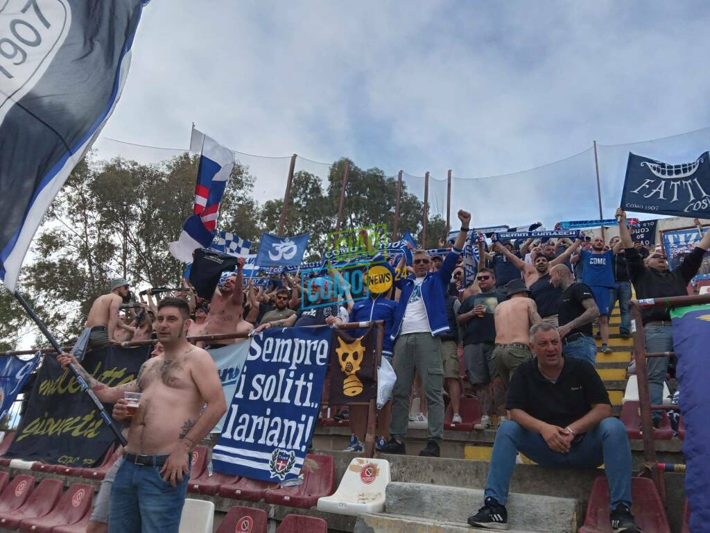 como vince a reggio calabria le immagini dei tifosi sugli spalti dello stadio Granillo Reggio