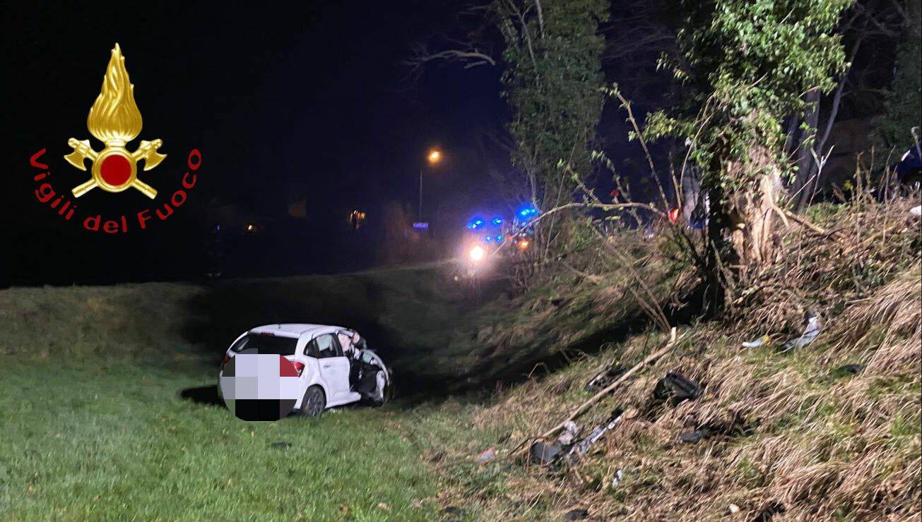 erba incidente notte auto fuori strada castello di casiglio incidente