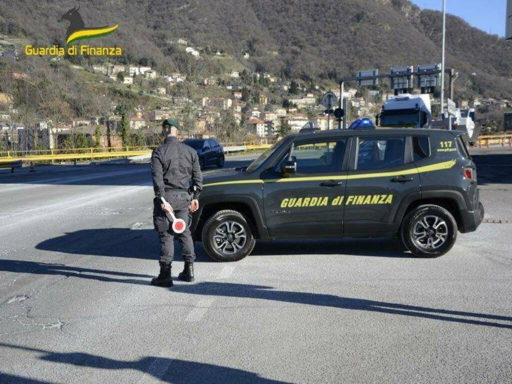 guardia di finanza como operazione contro furbetti distributori benzina controlli