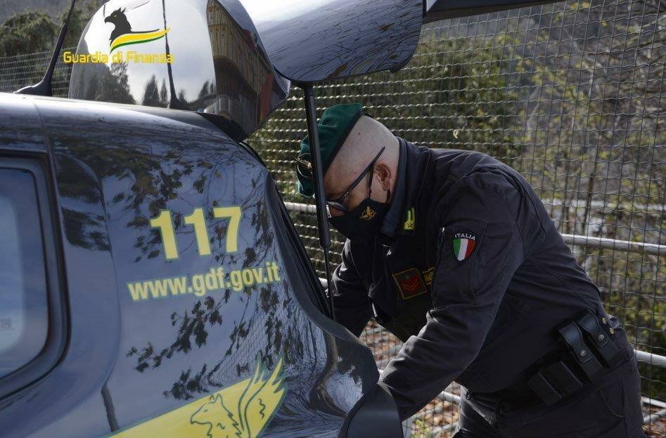 guardia di finanza como operazione contro furbetti distributori benzina controlli