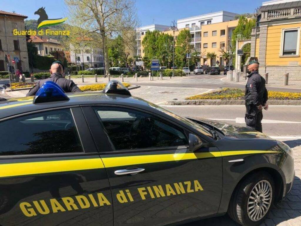 guardia di finanza como operazione contro furbetti distributori benzina controlli