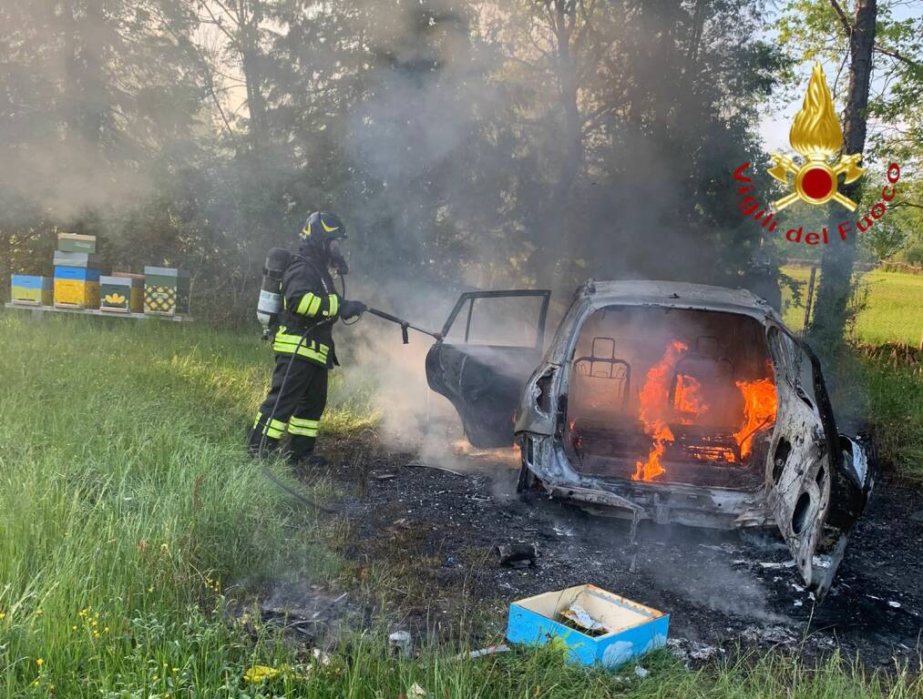 incendio auto nel campo di villaguardia distrutte anche arnie di api