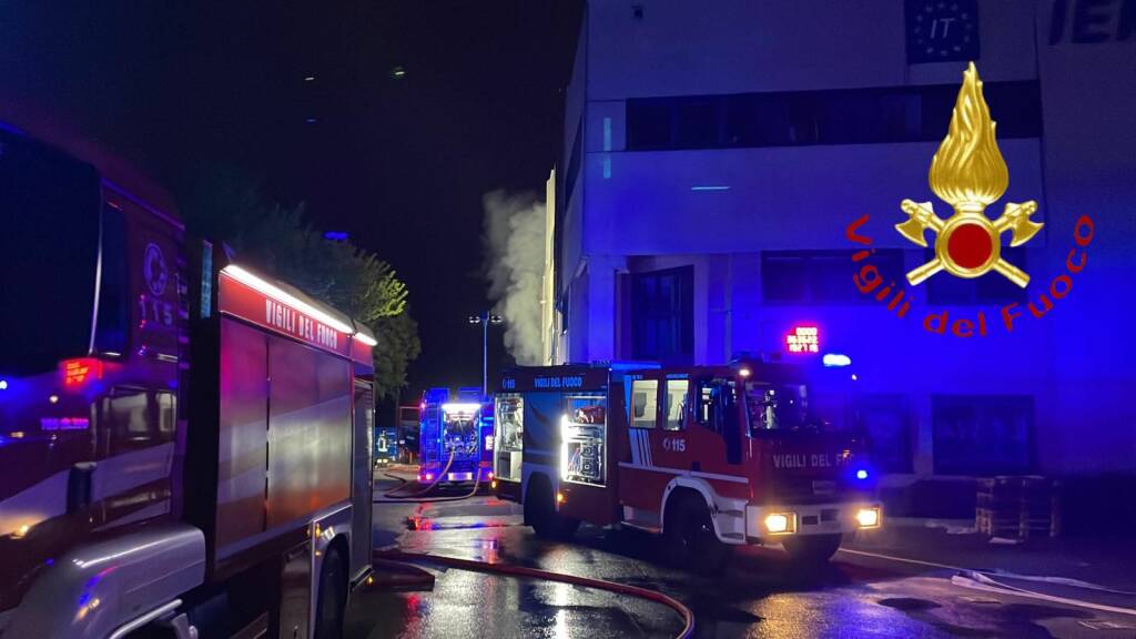 incendio nella notte a cadorago danni al magazziono azienda di trasporti iemoli