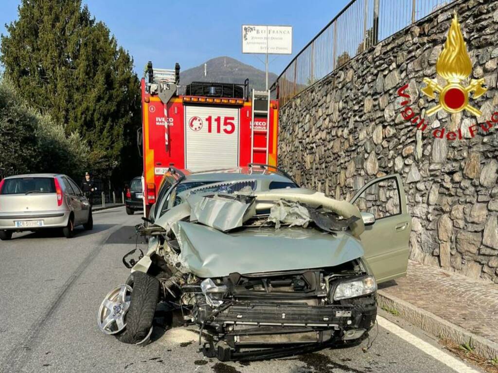 incidente auto gravedona vettura contro il muro danni e vigili del fuoco