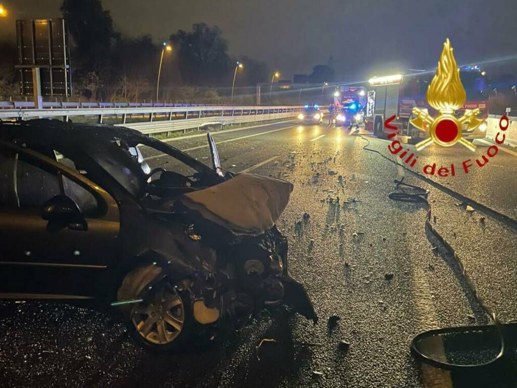 incidente autostrada a9 schianto auto tra turate e saronno soccorsi vigili del fuoco