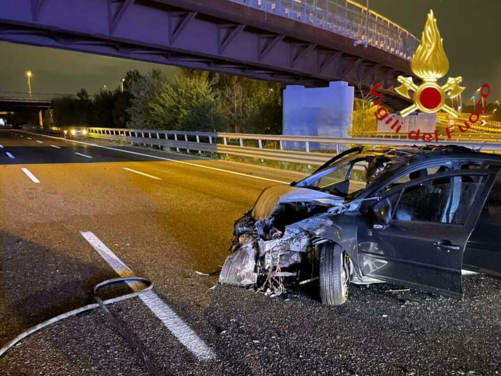 incidente autostrada a9 schianto auto tra turate e saronno soccorsi vigili del fuoco