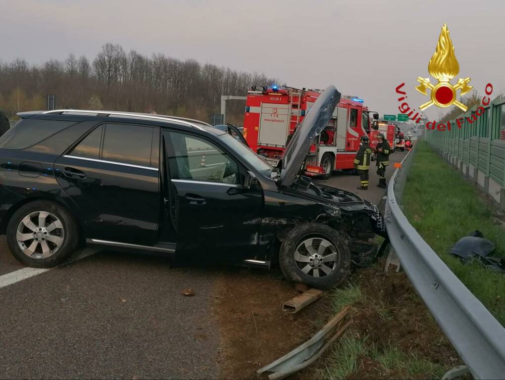 incidente pedemontana tra cislago e mozzate auto danneggiate questa sera