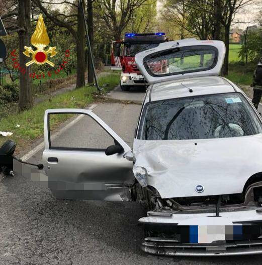 incidenti strade oggi a canzo trattore) ed erba auto fuori strada