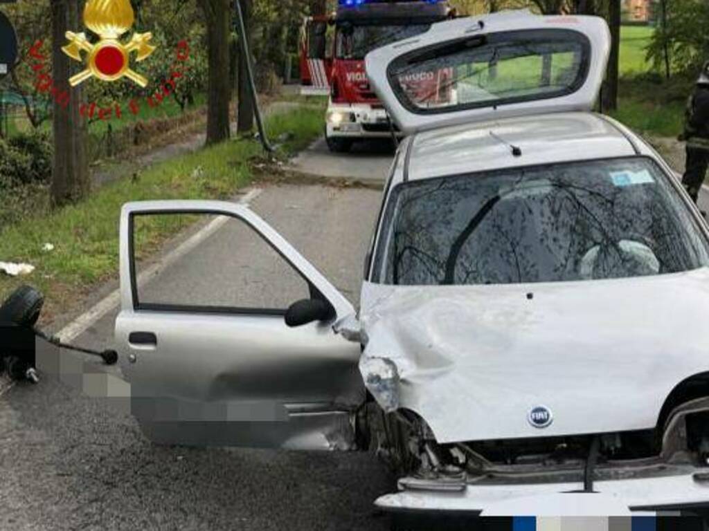 incidenti strade oggi a canzo trattore) ed erba auto fuori strada