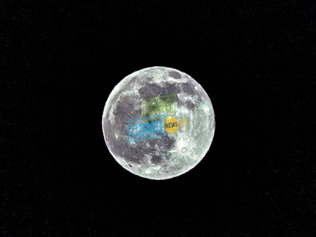 la foto notizia di oggi, lo scatto di angela zappa: la super luna nel cielo di como
