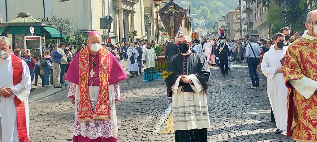 La processione del venerdì santo sulle strade di Como: il vescovo ed il Crocifisso