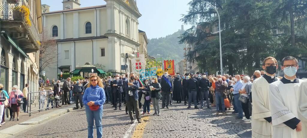 La processione del venerdì santo sulle strade di Como: il vescovo ed il Crocifisso