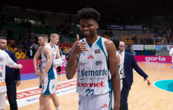 pallacanestro cantù squadra fase ad orologio