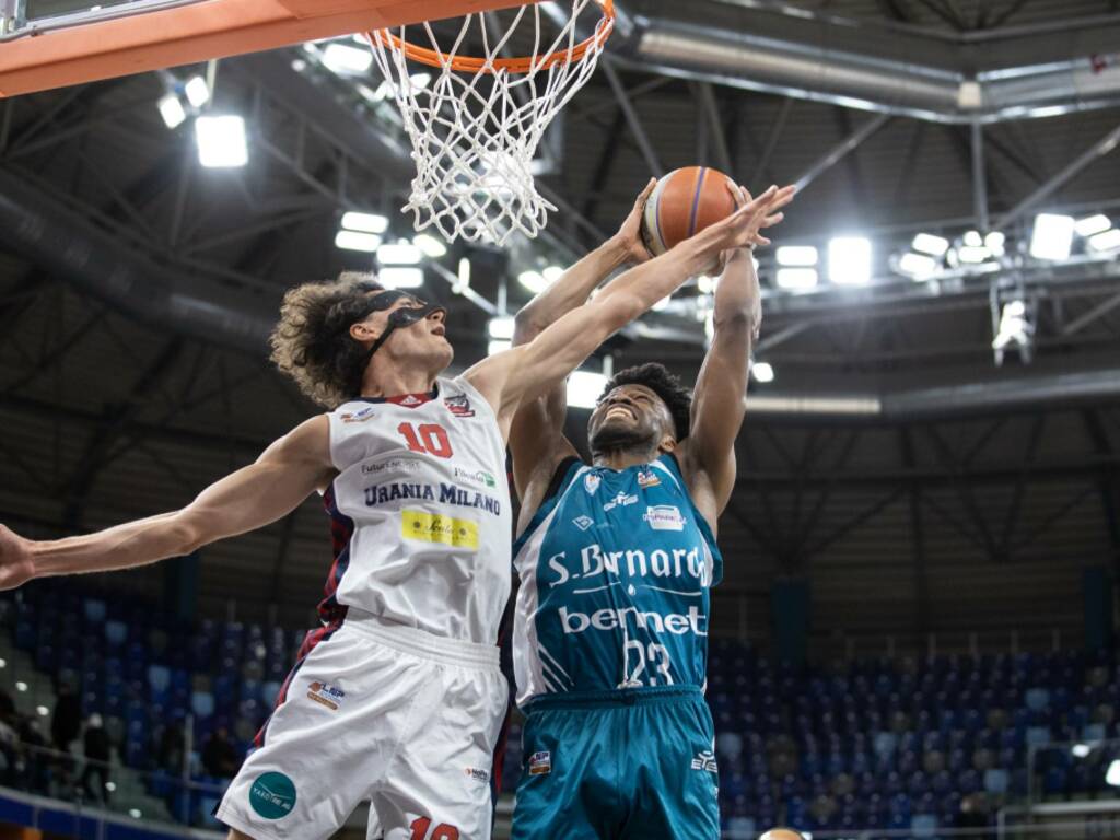 san bernardo cantù sconfitta a milano palalido azione partita