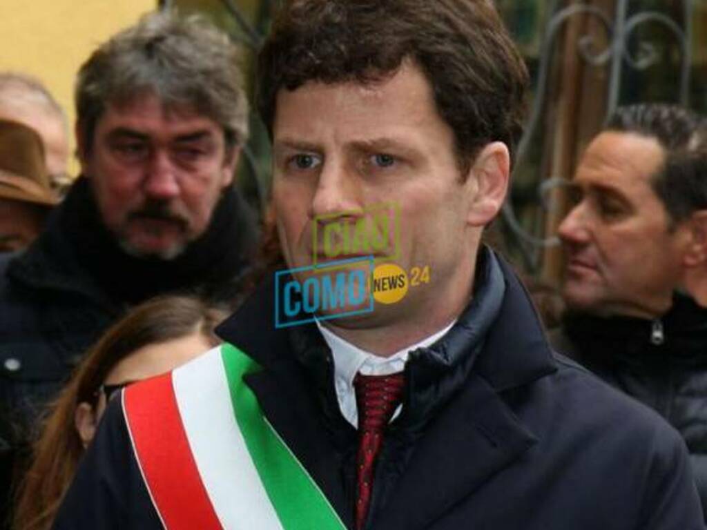 sindaco di menaggio michele spaggiari con fascia tricolore