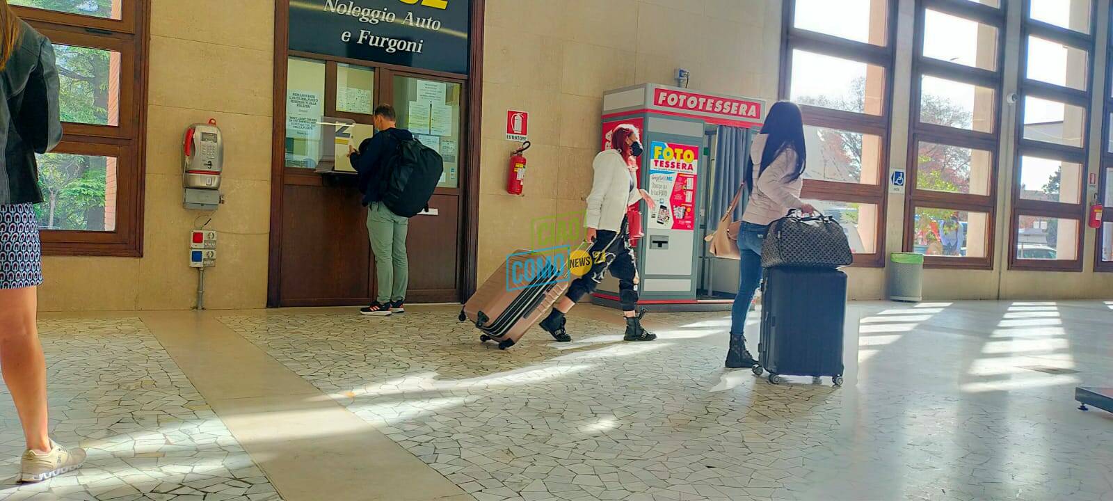 turisti stranieri in arrivo stazione di como per pasqua pullman turistici esterno