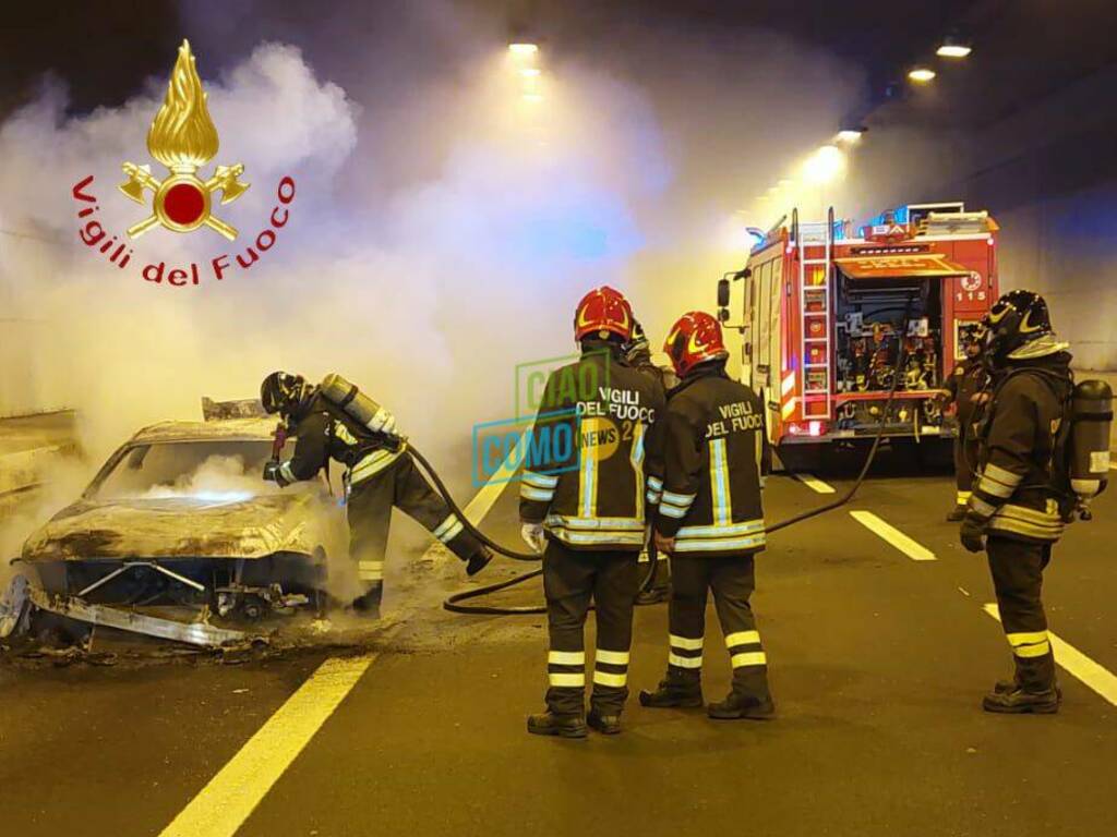 auto si incendio galleria tangenziale di como