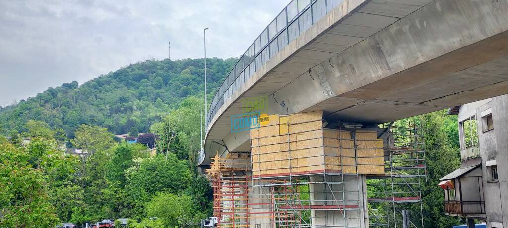 cantiere viadotto dei lavatoi operai e strutture di rafforzamento immagini da sotto