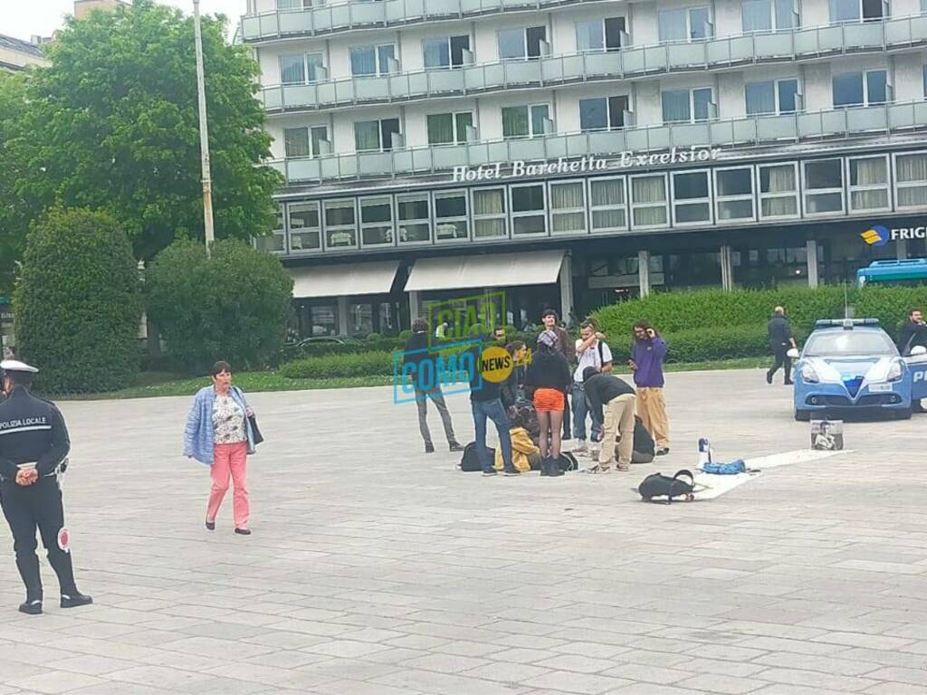 contestatori di Giorgia Meloni protestano a como, bloccati da forze ordine in piazza Cavour