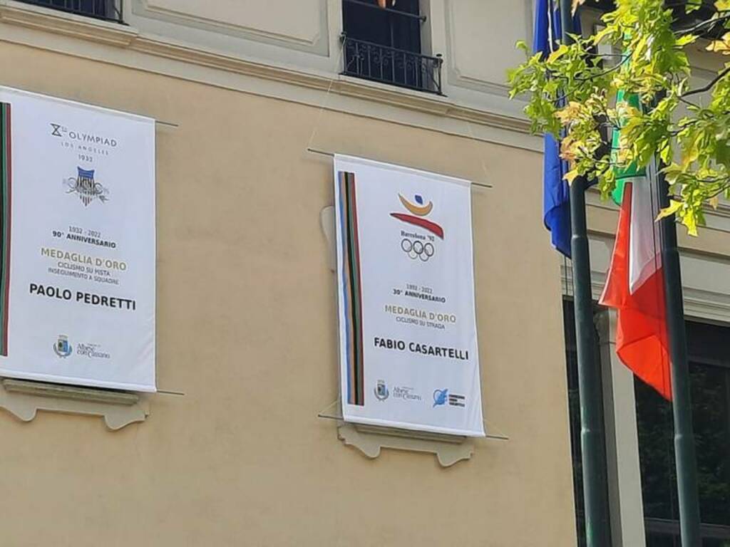 facciata comune albese con stendarci campioni olimpici di ciclismo